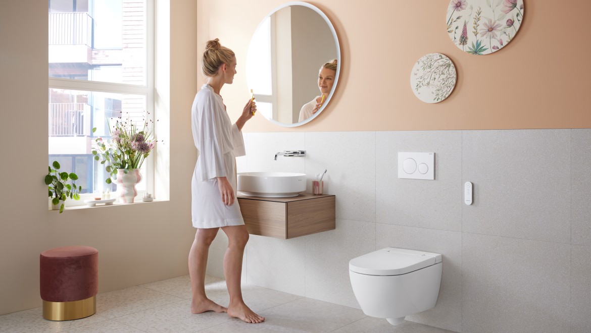 Bathroom in trendy Peach Fuzz with the Geberit AquaClean Alba shower toilet