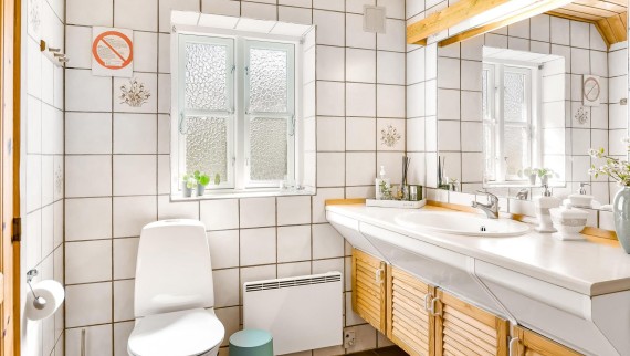 Original bathroom with floor-standing WC, white tiles and wooden bathroom furniture (© @triner2 and @strandparken3) Original bathroom with floor-standing WC, white tiles and wooden bathroom furniture (© @triner2 and @strandparken3)